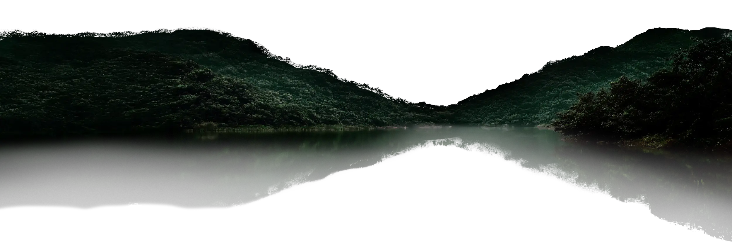 Grüne Hügellandschaft an einem See im Dschungel