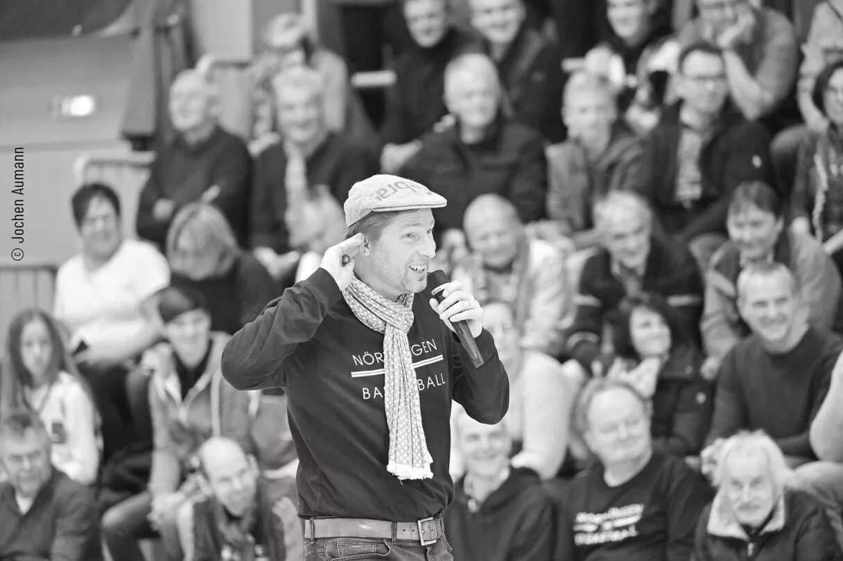 Engagierter Vorstand: volles Herzblut als Hallensprecher bei den Heimspielen der Angels